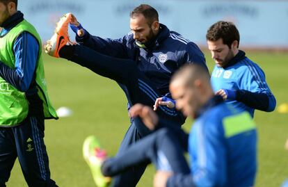 El defensa Toprak y Gonzalo Castro en el entrenamiento previo de su equipo ante el PSG