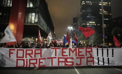 Manifestantes en São Paulo con el lema "Fuera Temer ! - Directas ya!".