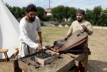 José Gómez Béjar, herrero y forjador, muestra una fragua en la que trabaja el hierro para hacer una jabalina.