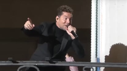 El cantante ofrece un concierto desde un balcón de la Real Casa de Correos, ante la presencia de miles de personas