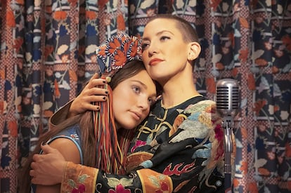 Kate Hudson (derecha) y Maddie Ziegler, en una escena de 'Music'.