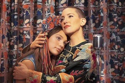 Kate Hudson (derecha) y  Maddie Ziegler, en una escena de 'Music'.