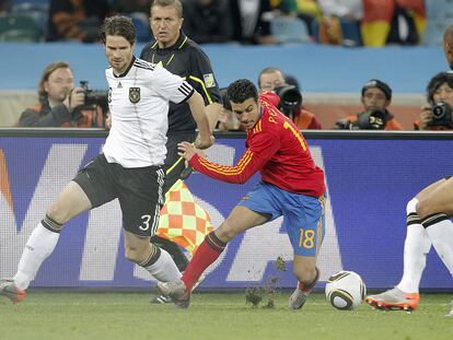 Pedro protege el balón entre Friedrich y Boateng.