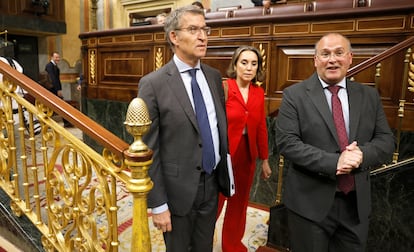 Desde la izquierda, el líder del PP, Alberto Núñez Feijóo y los diputados Cuca Gamarra y Miguel Tellado, a su llegada al Congreso este jueves. 