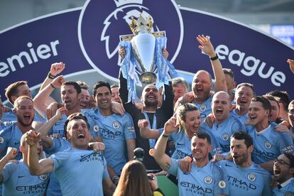 Guardiola celebra con su equipo el título de Premier del año pasado.