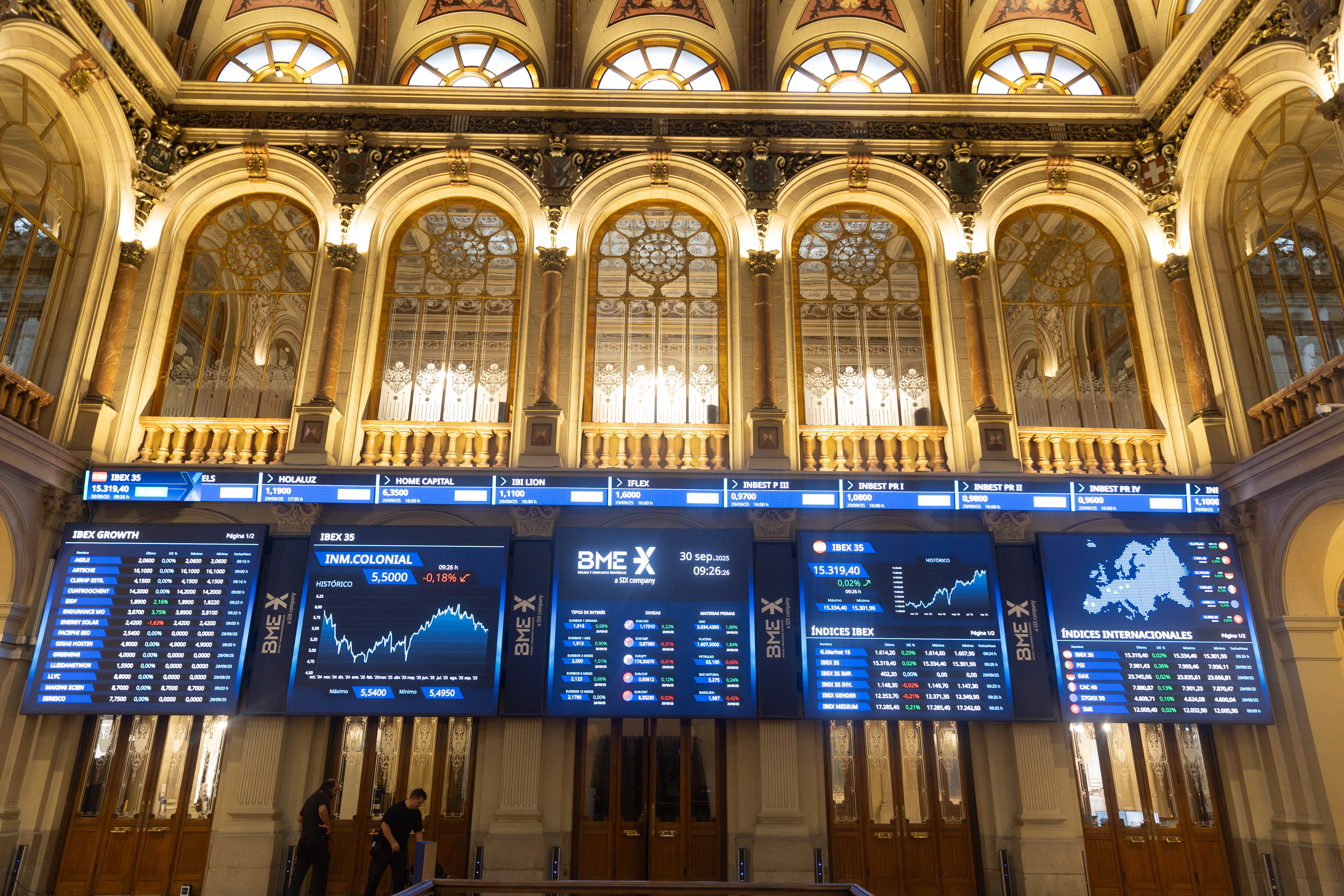 Paneles digitales en el Palacio de la Bolsa de Madrid.