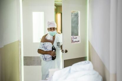 Un enfermo abandona una sala de hemodiálisis. El diagnóstico de los médicos asocia esta pérdida de funcionamiento del riñón a la falta de hidratación, al tabaquismo o a una dieta poco saludable. Las causas que esgrimen estudios y circulan por la región son la manipulación directa de fumigadores químicos agroalimenticios.