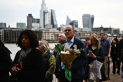 Miles de personas llegadas a Londres desde todas las regiones aguardan su turno durante largas horas para despedir el féretro de Isabel II. En la foto, la gente hace cola hacia el palacio de Westminster, el jueves.