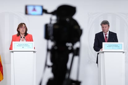 La consellera Sílvia Paneque, y el secretario de Estado de Transportes y Movilidad Sostenible, José Antonio Santano, este jueves, durante la presentación.