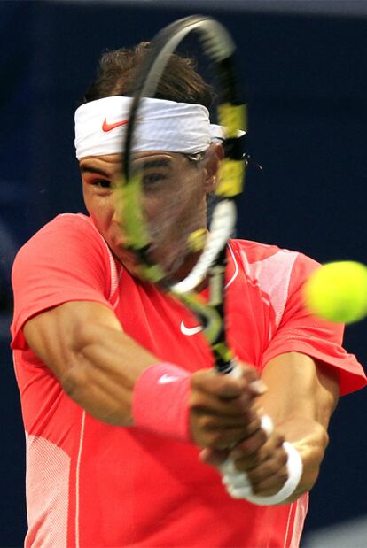 Nadal golpea la pelota durante su partido contra Wawrinka.