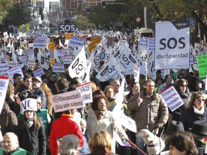 Miles de personas recorren el centro de Madrid para denunciar los recortes a las ayudas a la discapacidad