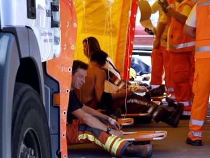 16 bomberos tuvieron que ser atendidos por golpes de calor durante el incendio de Paterna.