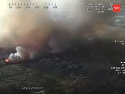 Vista desde el aire del incendio forestal en Aranjuez, el martes por la tarde.