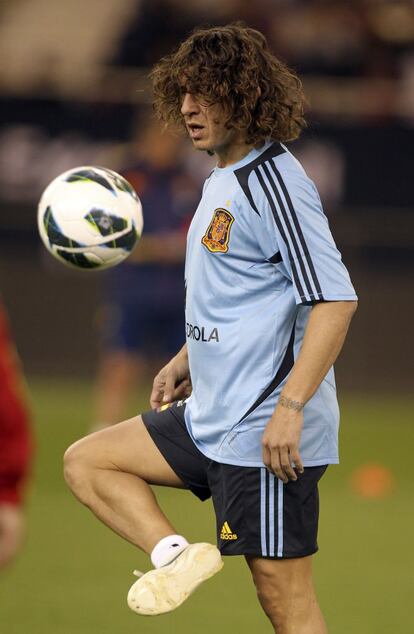 Puyol entrena con la Selección española en Catar, instantes antes de disputar su partido número 100 con La Roja ante Uruguay.