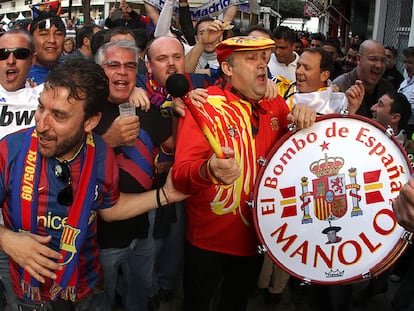 Manolo el del Bombo comparte el ambiente festivo, a las puertas de Mestalla, con aficionados del Barça y del Madrid.
