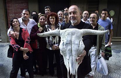 Bigas Luna posó ayer en Valencia con los actores, promotora, diseñador, músico y técnicos del montaje de las <i>Comedias bárbaras.</i>