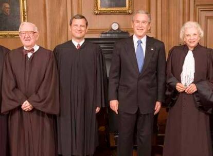 El presidente Bush, con miembros del Tribunal Supremo: de izquierda a derecha, John Paul Stevens, John Roberts (presidente del tribunal), Bush y Sandra Day O&#39;Connor.