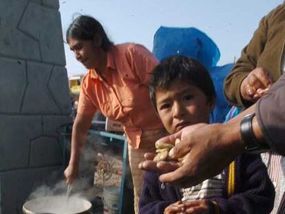 Una familia afectada por el terremoto en Pisco prepara la comida.