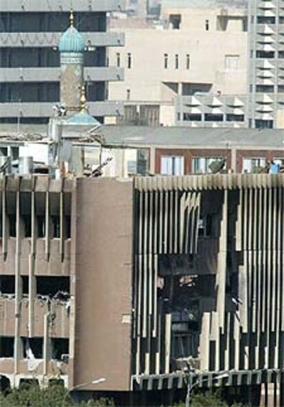 Baterías antiaéreas iraquíes, en el tejado de un edificio bombardeado en Bagdad.