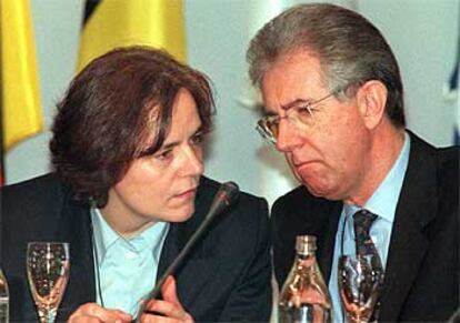 El comisario Mario Monti, junto Loyola de Palacio,  vicepresidenta de la Comisión Europea.