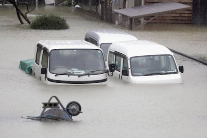 Varias furgonetas sumergidas por la crecida del agua causada por las lluvias torrenciales del tifón Hagibis en Ise, en el centro de Japón.