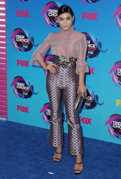 Vanessa Hudgens eligió un conjunto de top y pantalón estampado que firma Reem Acra.