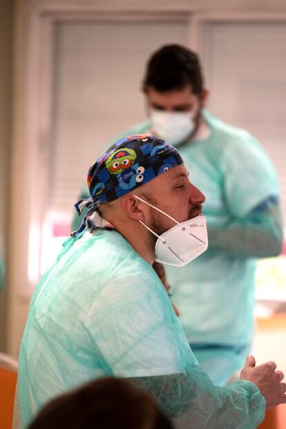 Un trabajador de la residencia Orpea de La Moraleja (Madrid) durante la charla terapia, el martes.