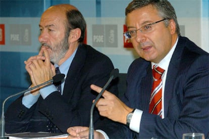 El secretario de Organización del PSOE, José Blanco, y el portavoz parlamentario de ese partido, Alfredo Rubalcaba, durante la rueda de prensa ofrecida hoy.