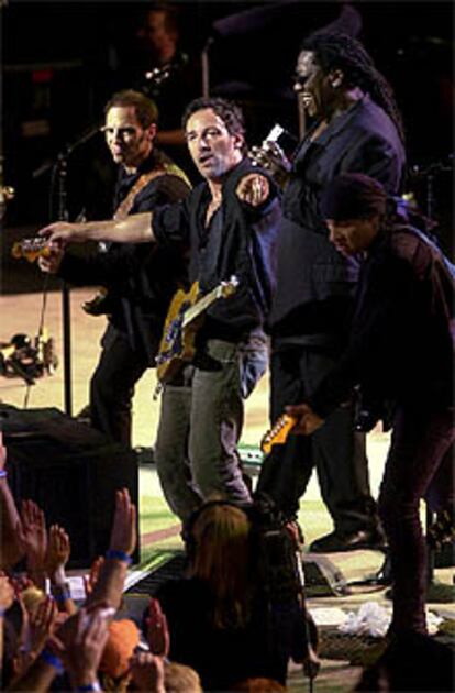 Springsteen, en el centro, con la E Street Band durante el concierto.