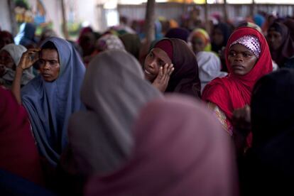 Mujeres somalies atienden las explicaciones de una responsable de SWDC (Somalia Women Development Centre), una organización dependiente de Naciones Unidas que se encarga de concienciar a las madres para evitar que practiquen la mutilación genital a sus hijas.