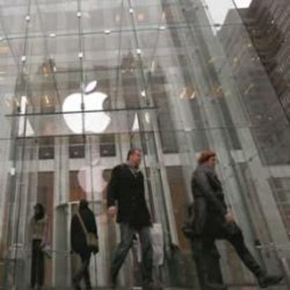 Clientes en las puertas de la Apple store de la Quinta Avenida de Nueva York