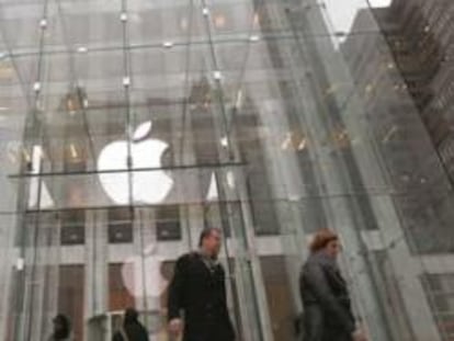 Clientes en las puertas de la Apple store de la Quinta Avenida de Nueva York