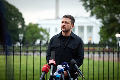 La chaqueta informal con que Zelenski ofreció una rueda de prensa después del encuentro con Trump también forma parte de su nuevo guardarropa, y es similar a la que lució en el funeral del Papa Francisco.