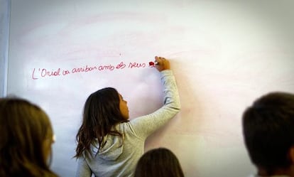 A girl writes in Catalan at a public school in Mataró.