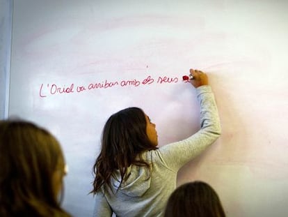 A girl writes in Catalan at a public school in Matar&oacute;.