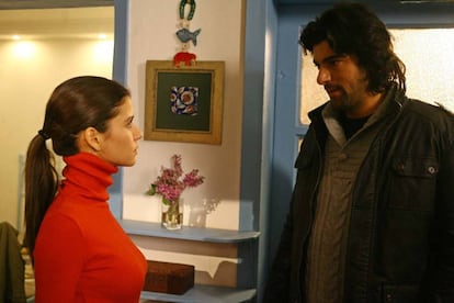 Beren Saat (Fatmagül), a la izquierda, y Engin Akyürek (Kerim), en un fotograma de la serie '¿Qué culpa tiene Fatmagül?'.