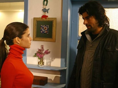 Beren Saat (Fatmagül), a la izquierda, y Engin Akyürek (Kerim), en un fotograma de la serie '¿Qué culpa tiene Fatmagül?'.