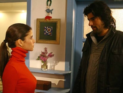 Beren Saat (Fatmagül), a la izquierda, y Engin Akyürek (Kerim), en un fotograma de la serie '¿Qué culpa tiene Fatmagül?'.