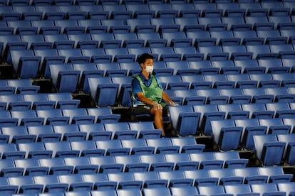 Un voluntario presencia desde la grada la final de fútbol masculino entre España y Brasil durante los Juegos Olímpicos 2020, este sábado en el Estadio Internacional de Yokohama en Saitama (Japón).