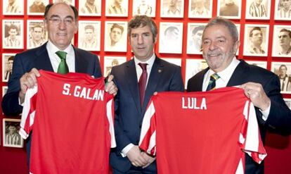 El expresidente de Brasil ha visitado el campo del Athletic junto al presidente de Iberdola, Ignacio Sánchez Galán, y del presidente del club, Josu Urrutia.