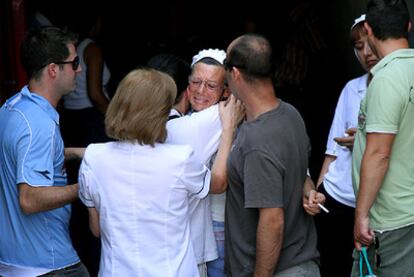 Los trabajadores del hotel Hilton en Valencia, uno de los siete <i>cinco estrellas</i> de la ciudad, abandonaban ayer las dependencias del complejo tras una última reunión con los responsables de la cadena hotelera.