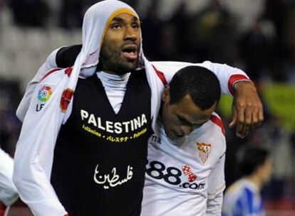 Kanouté muestra una camiseta de apoyo a Palestina en el partido de Copa contra el Deportivo.
