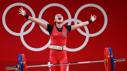 Windy Cantika Aisah, de Indonesia, muestra su alegría tras ganar la medalla de oro en levantamiento de pesas - 49 kg.
