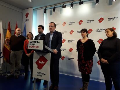 El portavoz de Navarra Suma, Javier Esparza, con el alcalde de Estella, Gonzalo Fuentes, y varios concejales, este lunes en Pamplona.
EUROPA PRESS
09/03/2020