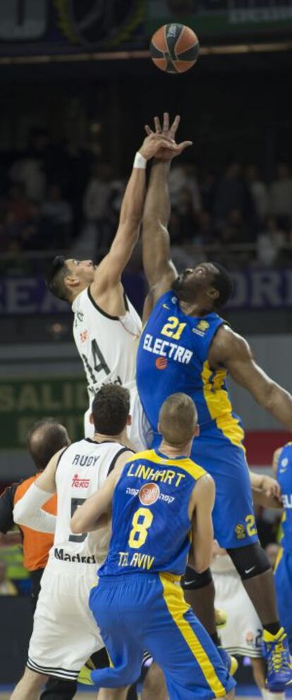 Ayón, en el salt inicial davant de Schortsanitis en el Madrid-Maccabi.