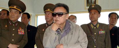 El presidente Kim Jong-iI (centro) observa unos entrenamientos de aviación, en una imagen sin fechar difundida por un medio oficial.