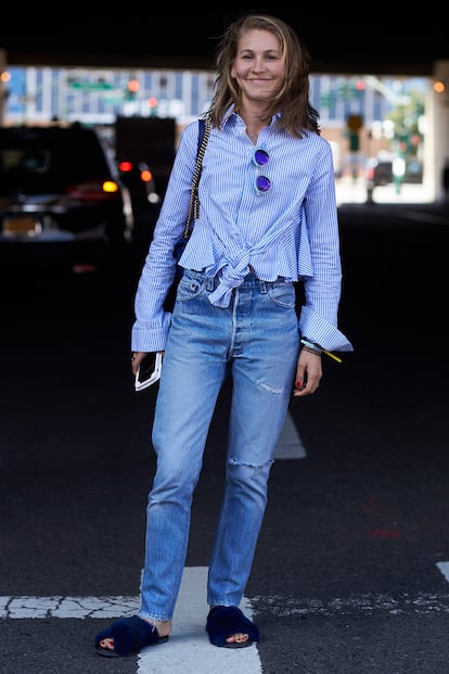 Tres tendencias de un solo plumazo: camisa deconstruida, vaqueros y sandalias de pelo. Las más clásicas pueden sustuir el calzado por unos mocasines.