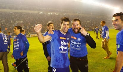 Álvaro Sevilla, derecha, y Manu García, jugador del Alavés, festejan el ascenso del equipo a LaLiga Santander en 2016.