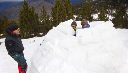 Amb l'ajuda d'un guia podreu construir iglús al coll del Pimorent.