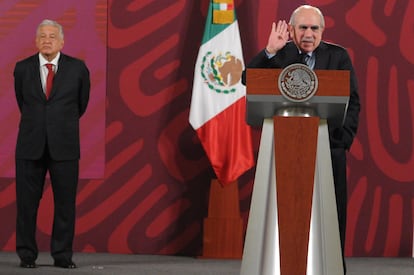 El titular de la Unidad de Inteligencia Financiera, Pablo Gómez, y el presidente de México, Andrés Manuel López Obrador, durante un conferencia de prensa en Ciudad de México, el 7 de julio de 2022.